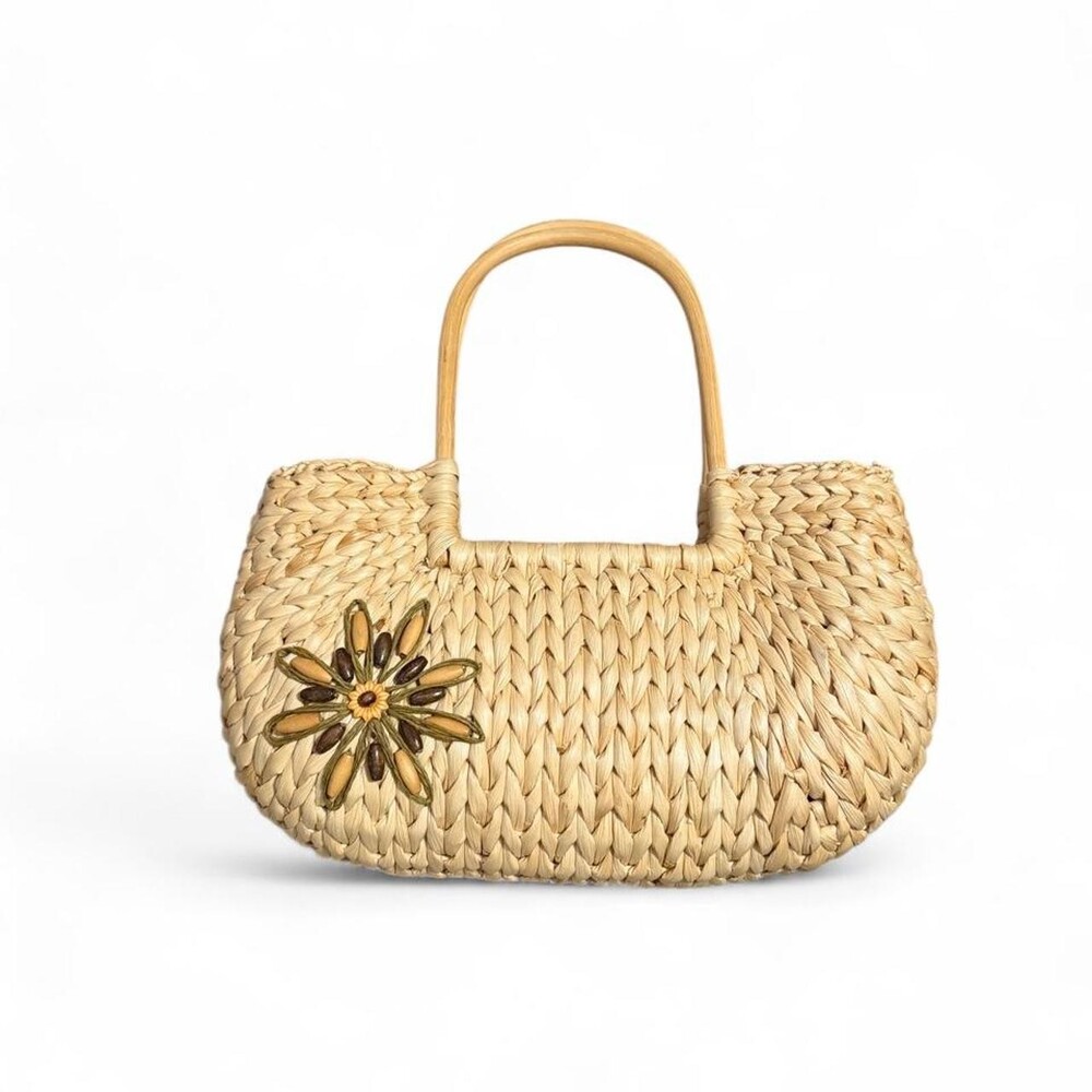 Sun n’ Sand cream & tan straw handbag with a flower design